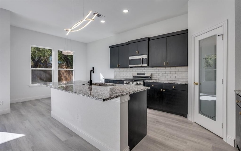 2209 W E Roberts Street, Grand Prairie, TX 75051, 4 Habitaciones Habitaciones , ,2 BañosBaños,Residential,En Venta,2209 W E Roberts Street,0,21072303