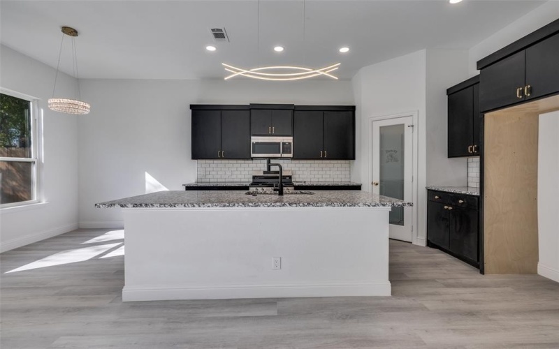 2209 W E Roberts Street, Grand Prairie, TX 75051, 4 Habitaciones Habitaciones , ,2 BañosBaños,Residential,En Venta,2209 W E Roberts Street,0,21072303