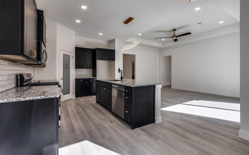 2209 W E Roberts Street, Grand Prairie, TX 75051, 4 Habitaciones Habitaciones , ,2 BañosBaños,Residential,En Venta,2209 W E Roberts Street,0,21072303