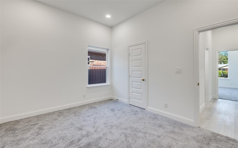 2209 W E Roberts Street, Grand Prairie, TX 75051, 4 Habitaciones Habitaciones , ,2 BañosBaños,Residential,En Venta,2209 W E Roberts Street,0,21072303