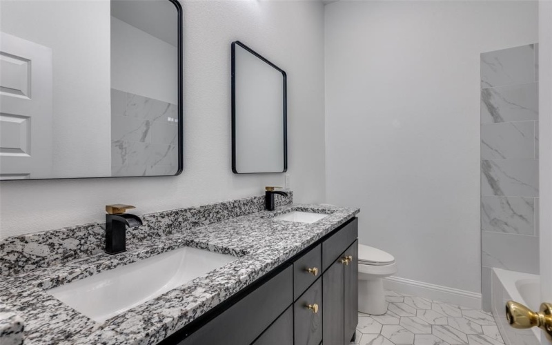 2209 W E Roberts Street, Grand Prairie, TX 75051, 4 Habitaciones Habitaciones , ,2 BañosBaños,Residential,En Venta,2209 W E Roberts Street,0,21072303