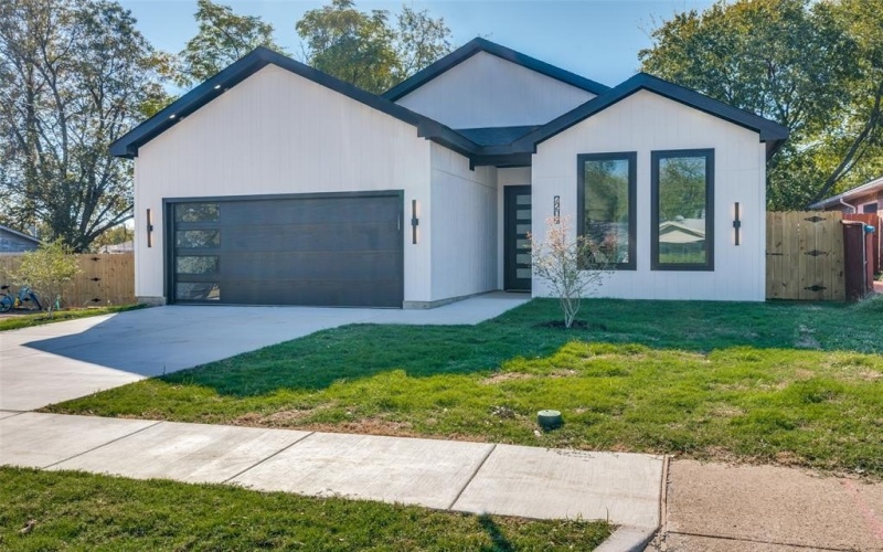 2209 W E Roberts Street, Grand Prairie, TX 75051, 4 Habitaciones Habitaciones , ,2 BañosBaños,Residential,En Venta,2209 W E Roberts Street,0,21072303