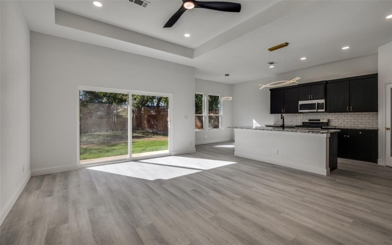 2209 W E Roberts Street, Grand Prairie, TX 75051, 4 Habitaciones Habitaciones , ,2 BañosBaños,Residential,En Venta,2209 W E Roberts Street,0,21072303