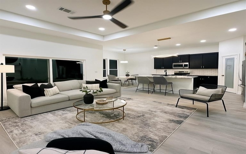 2209 W E Roberts Street, Grand Prairie, TX 75051, 4 Habitaciones Habitaciones , ,2 BañosBaños,Residential,En Venta,2209 W E Roberts Street,0,21072303