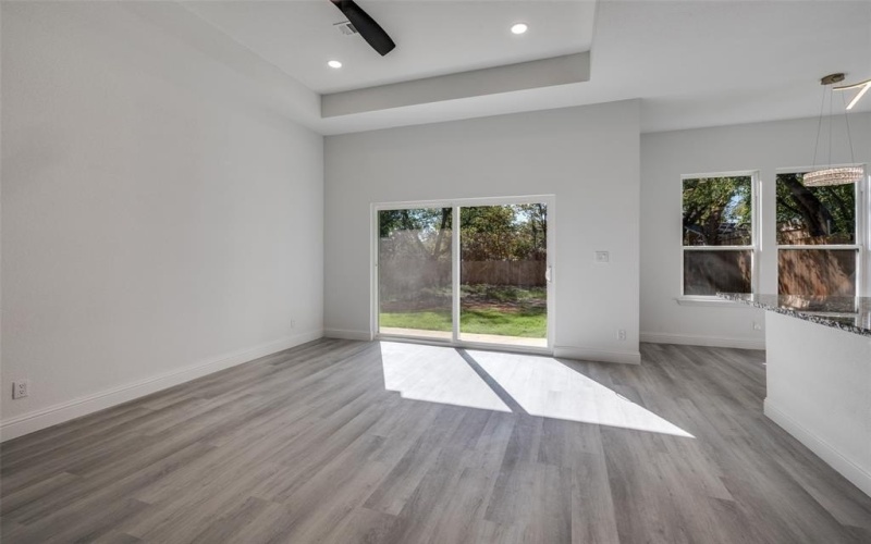 2209 W E Roberts Street, Grand Prairie, TX 75051, 4 Habitaciones Habitaciones , ,2 BañosBaños,Residential,En Venta,2209 W E Roberts Street,0,21072303