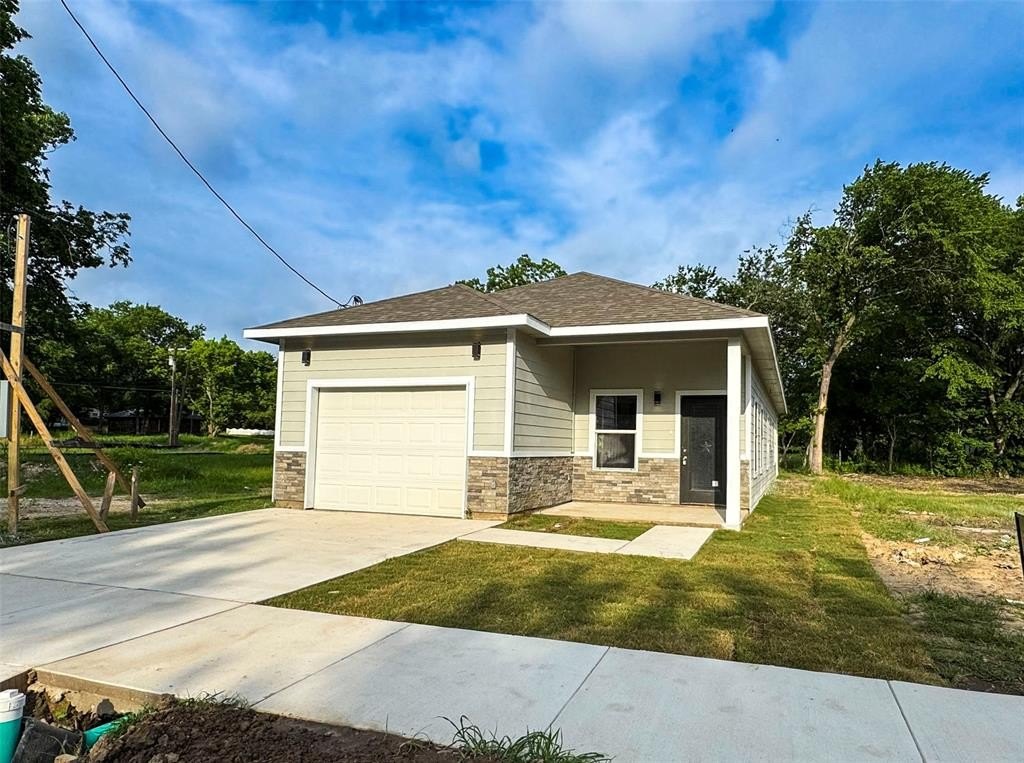 409 S Main Street, Bonham, TX 75418, 3 Bedrooms Bedrooms, ,2 BathroomsBathrooms,Residential,For Sale,409 S Main Street,0,21075145