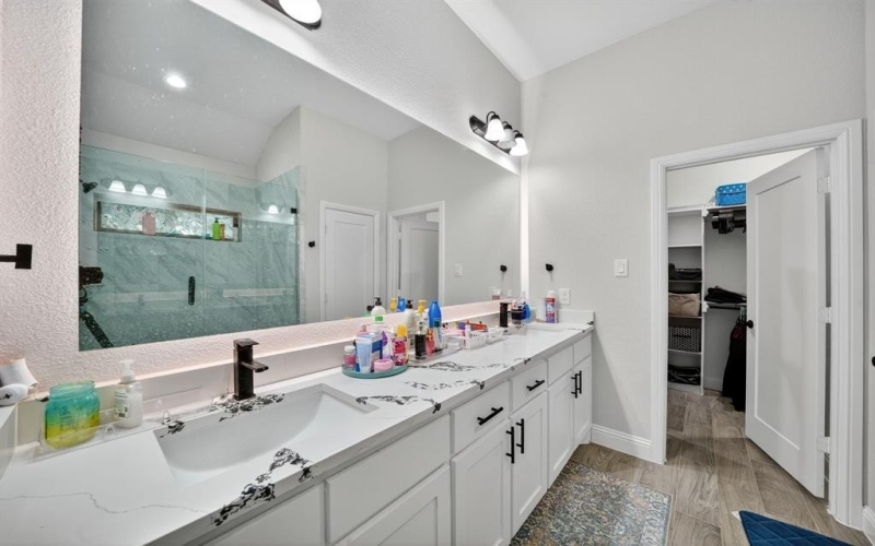 1005 Oak Street, Grand Prairie, TX 75050, 4 Habitaciones Habitaciones , ,3 BañosBaños,Residential,En Venta,1005 Oak Street,0,21075600