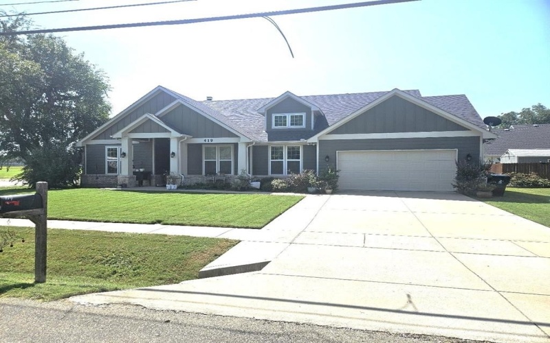 419 E Main Street, Pilot Point, TX 76258, 4 Bedrooms Bedrooms, ,2 BathroomsBathrooms,Residential,For Sale,419 E Main Street,0,21068189