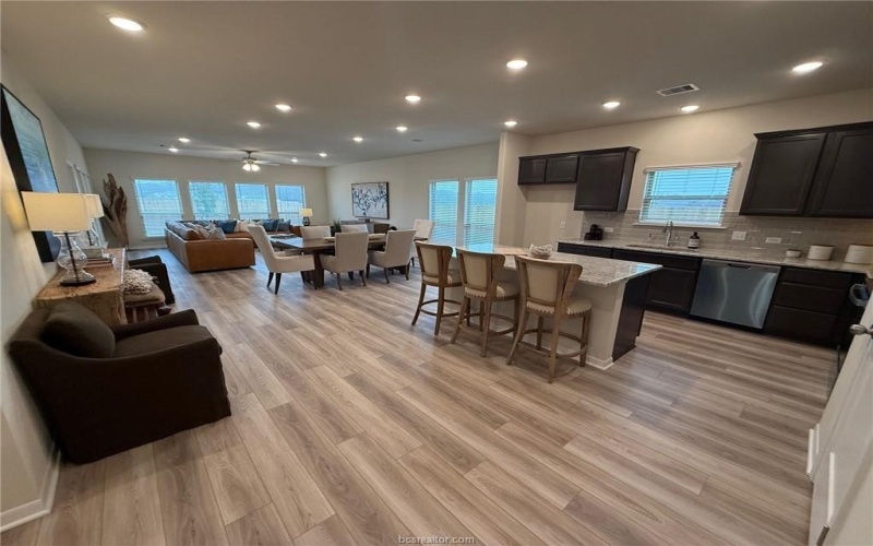 6303 Raleigh Drive, College Station, TX 77845, 4 Habitaciones Habitaciones , ,2 BañosBaños,Residential,En Venta,6303 Raleigh Drive,25001105