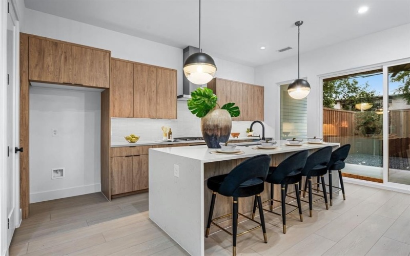 812 W 10th Street, Dallas, TX 75208, 3 Bedrooms Bedrooms, ,2 BathroomsBathrooms,Residential,For Sale,812 W 10th Street,0,21077240