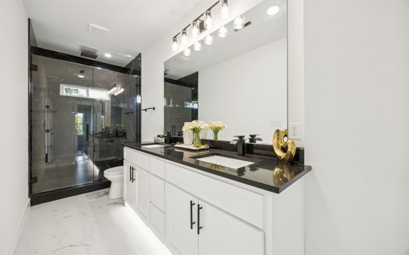 811 N Bond Avenue, Dallas, TX 75211, 4 Habitaciones Habitaciones , ,3 BañosBaños,Residential,En Venta,811 N Bond Avenue,0,21077983