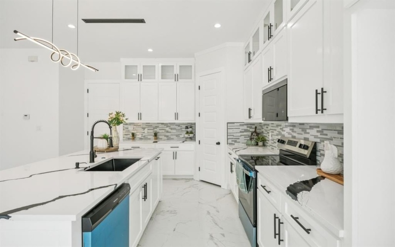 811 N Bond Avenue, Dallas, TX 75211, 4 Habitaciones Habitaciones , ,3 BañosBaños,Residential,En Venta,811 N Bond Avenue,0,21077983