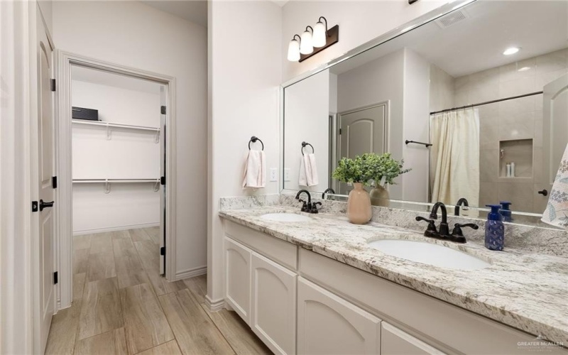 309 Central Park Street, Edinburg, TX 78541, 4 Habitaciones Habitaciones , ,2 BañosBaños,Residential,En Venta,309 Central Park Street,0,482397