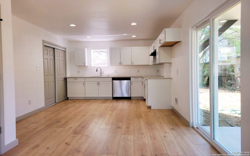 120 Henry St, San Antonio, TX 78207, 2 Habitaciones Habitaciones , ,1 BañoBaños,Residential,En Venta,120 Henry St,0,1856937