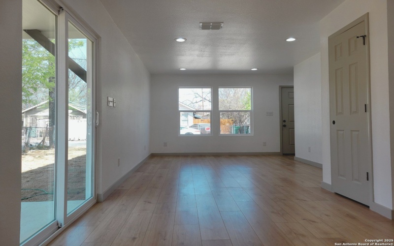 120 Henry St, San Antonio, TX 78207, 2 Habitaciones Habitaciones , ,1 BañoBaños,Residential,En Venta,120 Henry St,0,1856937