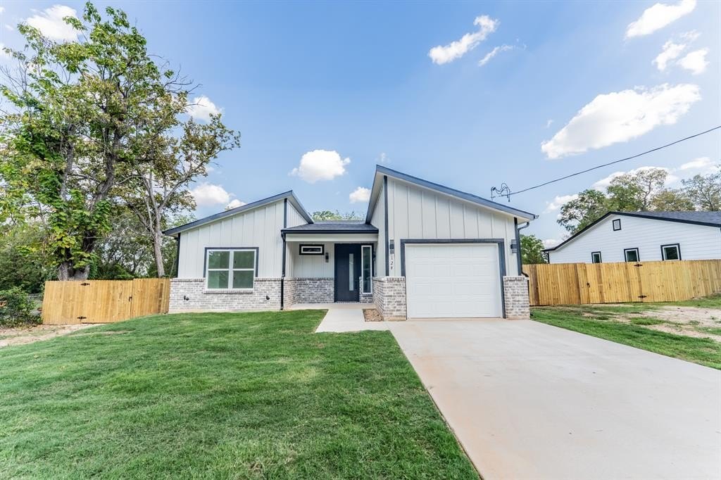 124 Goodman Street, Sulphur Springs, TX 75482, 3 Bedrooms Bedrooms, ,2 BathroomsBathrooms,Residential,For Sale,124 Goodman Street,0,21080647