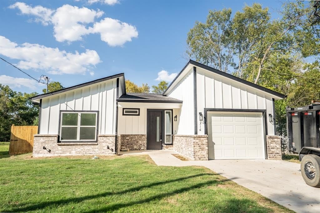 316 Beckham Street W, Sulphur Springs, TX 75482, 3 Bedrooms Bedrooms, ,2 BathroomsBathrooms,Residential,For Sale,316 Beckham Street W,0,21080719