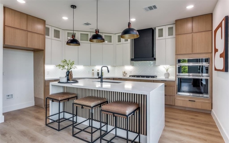 325 N Moore, Dallas, TX 75203, 4 Bedrooms Bedrooms, ,5 BathroomsBathrooms,Residential,For Sale,325 N Moore,0,21080905