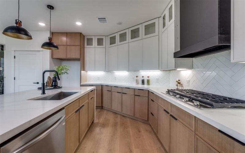 325 N Moore, Dallas, TX 75203, 4 Bedrooms Bedrooms, ,5 BathroomsBathrooms,Residential,For Sale,325 N Moore,0,21080905