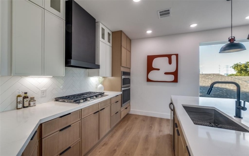 325 N Moore, Dallas, TX 75203, 4 Bedrooms Bedrooms, ,5 BathroomsBathrooms,Residential,For Sale,325 N Moore,0,21080905