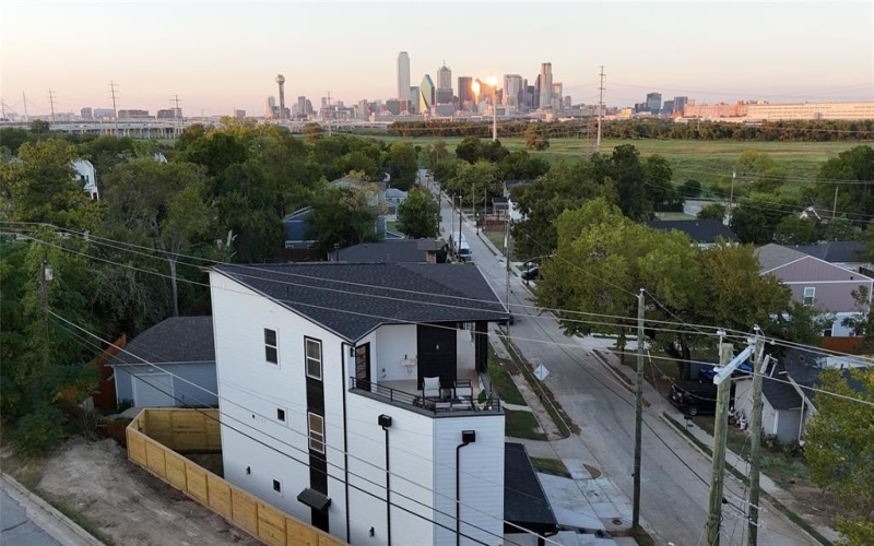 325 N Moore, Dallas, TX 75203, 4 Bedrooms Bedrooms, ,5 BathroomsBathrooms,Residential,For Sale,325 N Moore,0,21080905