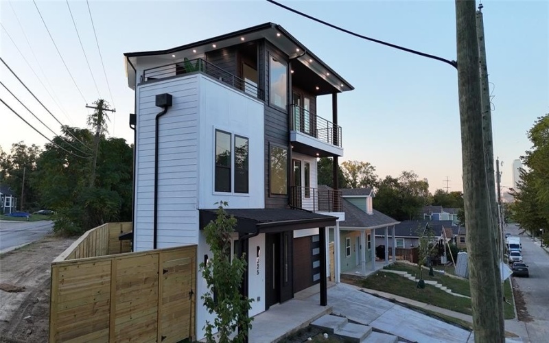 325 N Moore, Dallas, TX 75203, 4 Bedrooms Bedrooms, ,5 BathroomsBathrooms,Residential,For Sale,325 N Moore,0,21080905