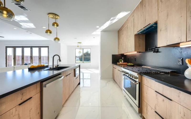 443 Whispering Way, Red Oak, TX 75154, 4 Bedrooms Bedrooms, ,5 BathroomsBathrooms,Residential,For Sale,443 Whispering Way,0,21078162