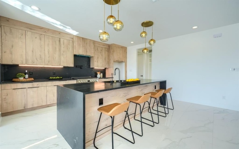 443 Whispering Way, Red Oak, TX 75154, 4 Bedrooms Bedrooms, ,5 BathroomsBathrooms,Residential,For Sale,443 Whispering Way,0,21078162