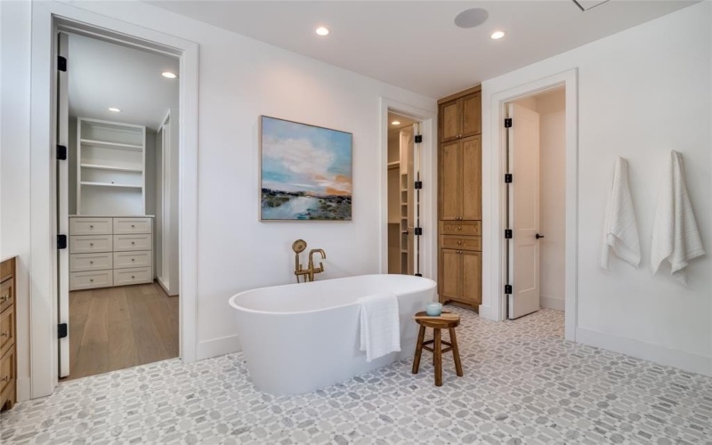 9233 E Lake Highlands Drive, Dallas, TX 75218, 5 Bedrooms Bedrooms, ,6 BathroomsBathrooms,Residential,For Sale,9233 E Lake Highlands Drive,0,21080332