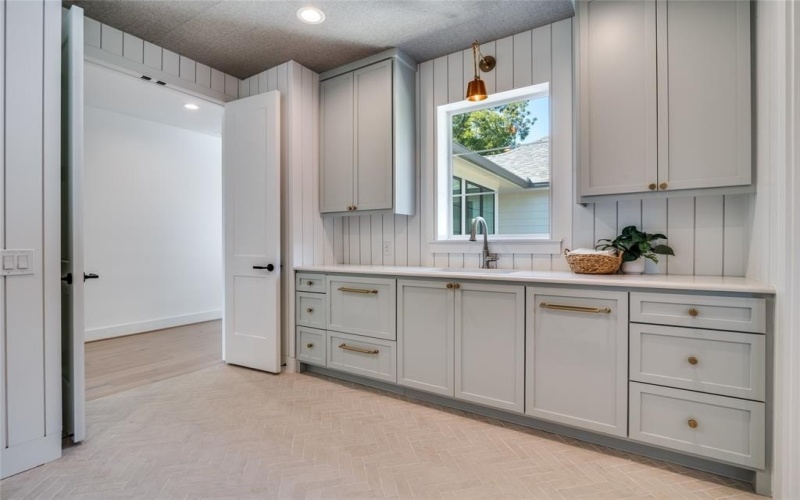 9233 E Lake Highlands Drive, Dallas, TX 75218, 5 Bedrooms Bedrooms, ,6 BathroomsBathrooms,Residential,For Sale,9233 E Lake Highlands Drive,0,21080332