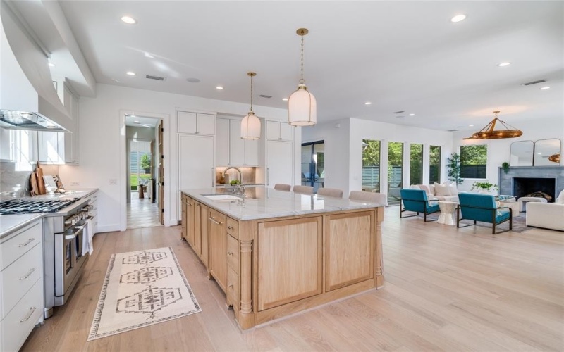 9233 E Lake Highlands Drive, Dallas, TX 75218, 5 Bedrooms Bedrooms, ,6 BathroomsBathrooms,Residential,For Sale,9233 E Lake Highlands Drive,0,21080332