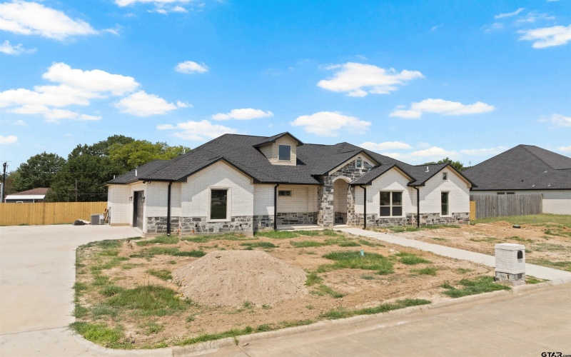 2705 Stone Briar, Mount Pleasant, TX 75455, 4 Bedrooms Bedrooms, ,3 BathroomsBathrooms,Residential,For Sale,2705 Stone Briar,0,25015036