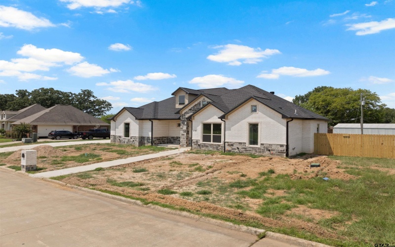 2705 Stone Briar, Mount Pleasant, TX 75455, 4 Bedrooms Bedrooms, ,3 BathroomsBathrooms,Residential,For Sale,2705 Stone Briar,0,25015036