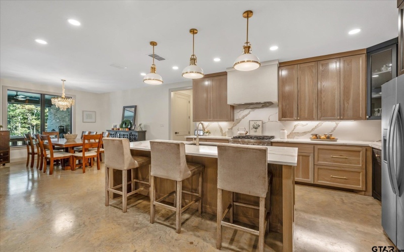 15360 Lakeside Dr, Tyler, TX 75707, 4 Bedrooms Bedrooms, ,3 BathroomsBathrooms,Residential,For Sale,15360 Lakeside Dr,0,25015037