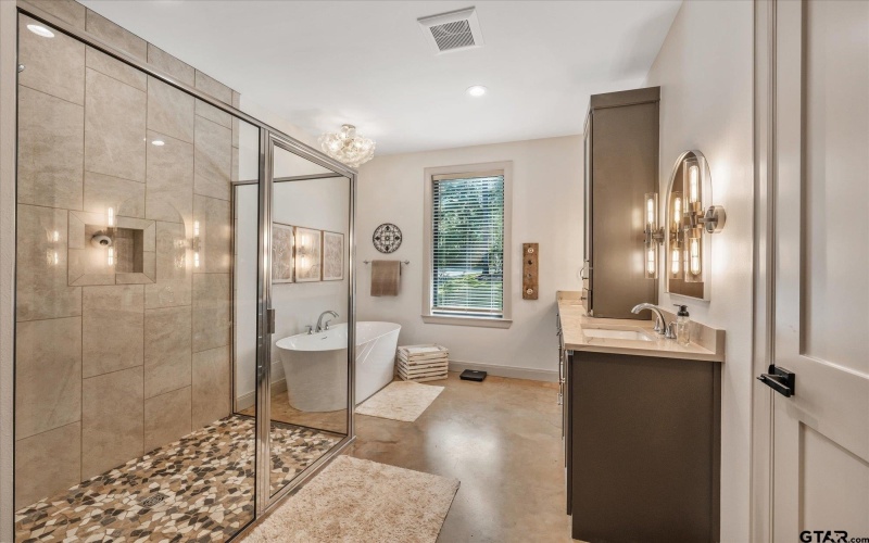 15360 Lakeside Dr, Tyler, TX 75707, 4 Bedrooms Bedrooms, ,3 BathroomsBathrooms,Residential,For Sale,15360 Lakeside Dr,0,25015037
