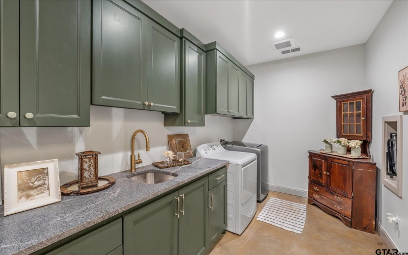 15360 Lakeside Dr, Tyler, TX 75707, 4 Bedrooms Bedrooms, ,3 BathroomsBathrooms,Residential,For Sale,15360 Lakeside Dr,0,25015037