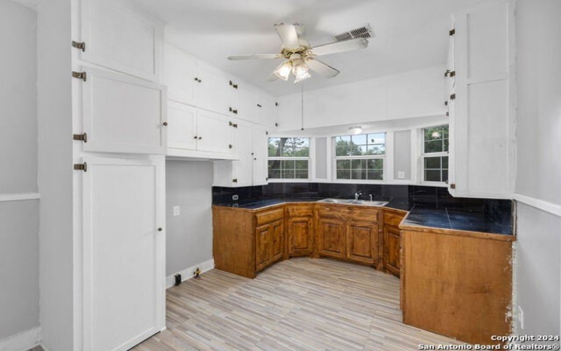 415 S HUGO STREET, Kerrville, TX 78028, 2 Habitaciones Habitaciones , ,2 BañosBaños,Residential,En Venta,415 S HUGO STREET,0,1913770