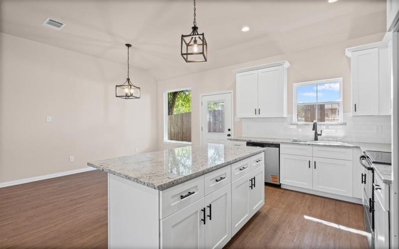 901 SW 10th Street, Mineral Wells, TX 76067, 3 Habitaciones Habitaciones , ,2 BañosBaños,Residential,En Venta,901 SW 10th Street,0,21084636