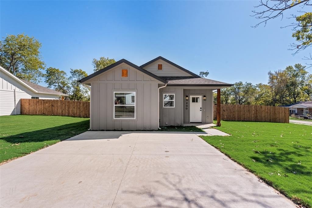 200 Pine Street, Bonham, TX 75418, 3 Bedrooms Bedrooms, ,2 BathroomsBathrooms,Residential,For Sale,200 Pine Street,0,21082919