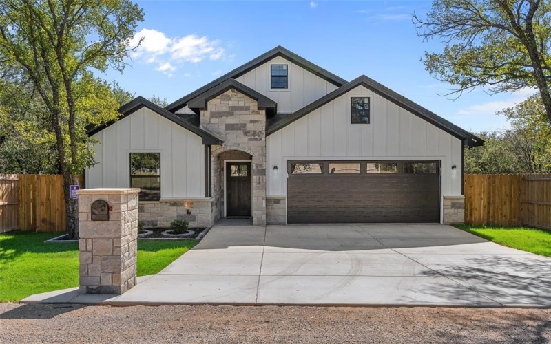 3025 Red Oak Drive, Granbury, TX 76048, 3 Bedrooms Bedrooms, ,2 BathroomsBathrooms,Residential,For Sale,3025 Red Oak Drive,0,21083783