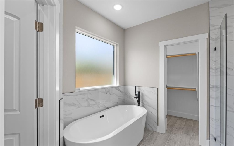 3025 Red Oak Drive, Granbury, TX 76048, 3 Bedrooms Bedrooms, ,2 BathroomsBathrooms,Residential,For Sale,3025 Red Oak Drive,0,21083783