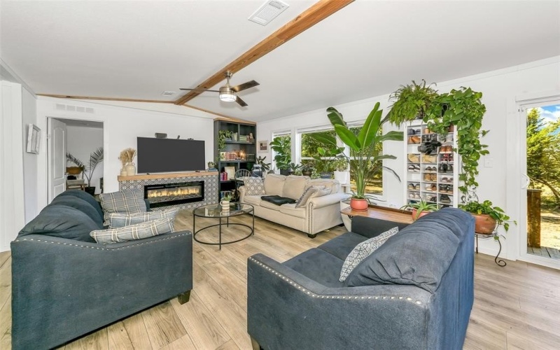 4674 Azle Highway, Weatherford, TX 76085, 4 Bedrooms Bedrooms, ,3 BathroomsBathrooms,Residential,For Sale,4674 Azle Highway,0,21072188