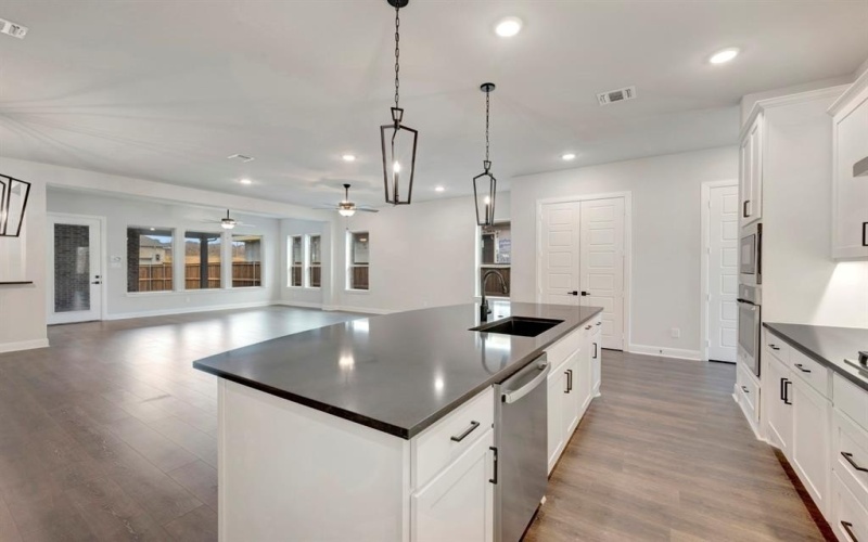 2075 Pine Grove Lane, Arlington, TX 76005, 2 Bedrooms Bedrooms, ,2 BathroomsBathrooms,Residential,For Sale,2075 Pine Grove Lane,0,21086408