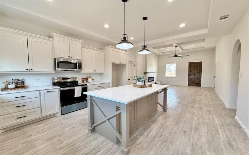 5608 San Jacinto Drive, Granbury, TX 76048, 3 Bedrooms Bedrooms, ,2 BathroomsBathrooms,Residential,For Sale,5608 San Jacinto Drive,0,21086007