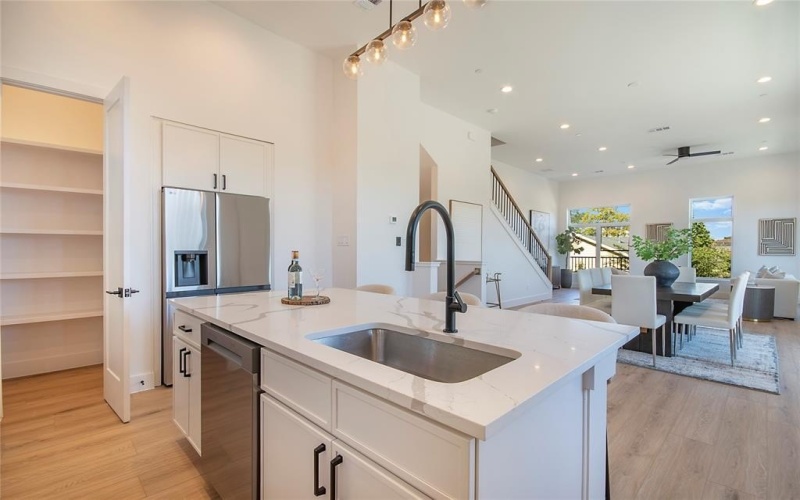 2203 Hondo Avenue #106, Dallas, TX 75219, 3 Habitaciones Habitaciones , ,3 BañosBaños,Residential,En Venta,2203 Hondo Avenue,0,21087479