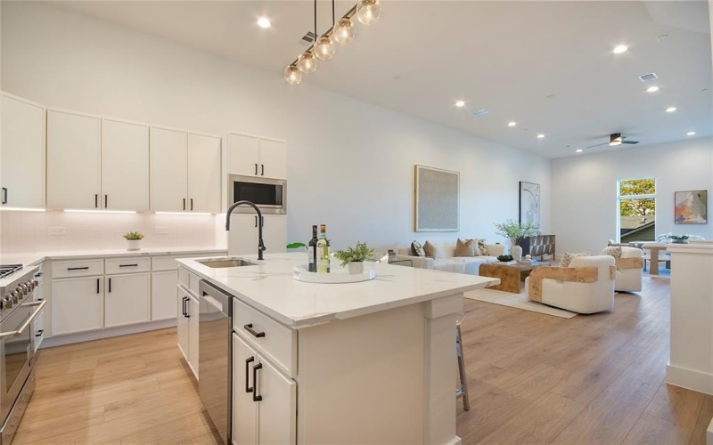 2203 Hondo Avenue #103, Dallas, TX 75219, 3 Habitaciones Habitaciones , ,3 BañosBaños,Residential,En Venta,2203 Hondo Avenue,0,21087568