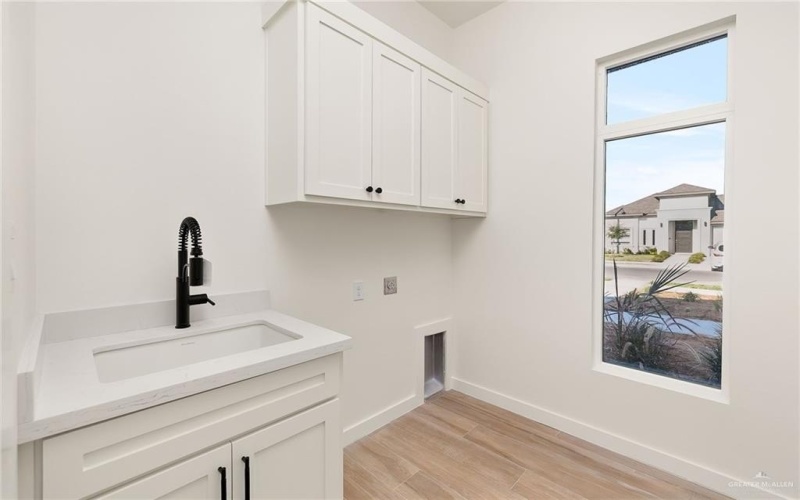 1012 N Trinity Street, Edinburg, TX 78541, 3 Habitaciones Habitaciones , ,2 BañosBaños,Residential,En Venta,1012 N Trinity Street,0,483493