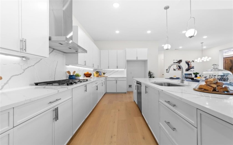 426 Martinique Avenue, Dallas, TX 75223, 5 Bedrooms Bedrooms, ,5 BathroomsBathrooms,Residential,For Sale,426 Martinique Avenue,0,21089205