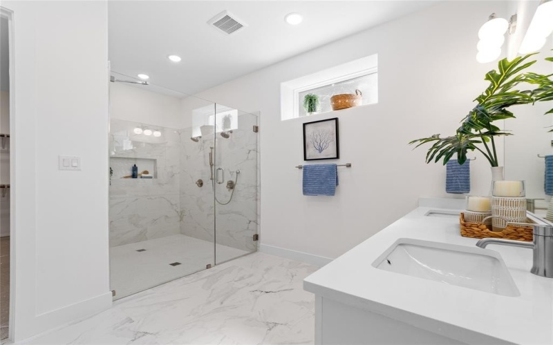 426 Martinique Avenue, Dallas, TX 75223, 5 Bedrooms Bedrooms, ,5 BathroomsBathrooms,Residential,For Sale,426 Martinique Avenue,0,21089205