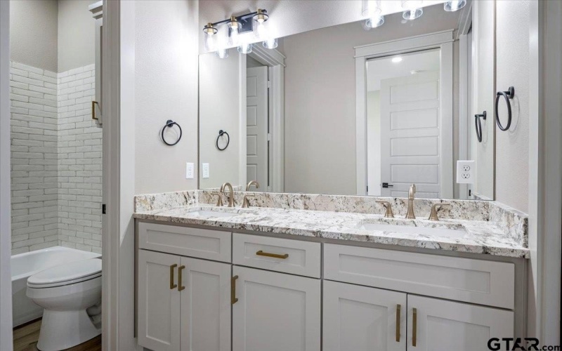 12181 Oak Grove Dr., Tyler, TX 75706, 4 Bedrooms Bedrooms, ,3 BathroomsBathrooms,Residential,For Sale,12181 Oak Grove Dr.,25001736